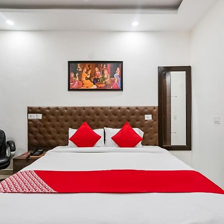 Hotel O Premium Rooms Chhatarpur 뉴델리 외부 사진