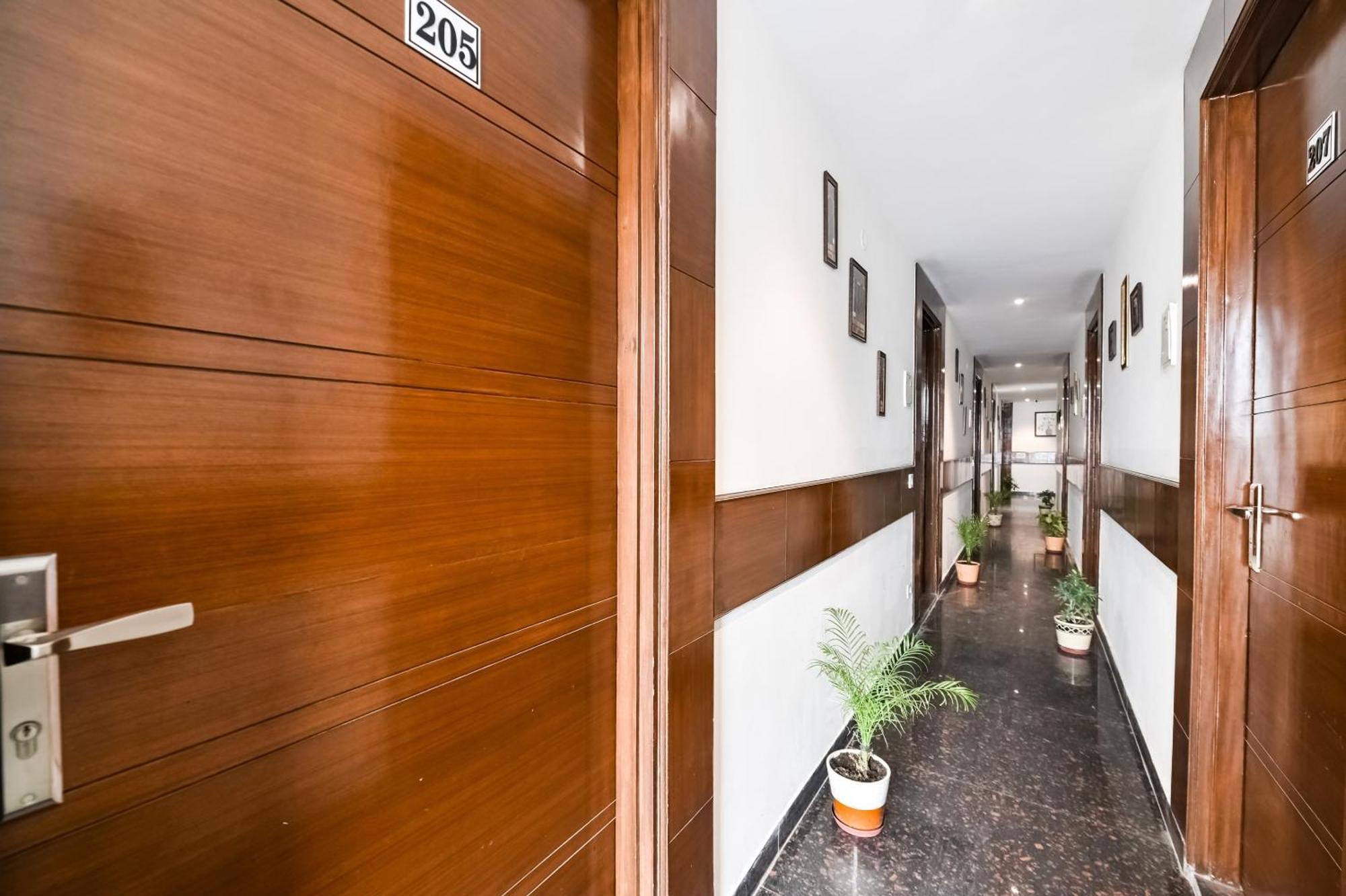 Hotel O Premium Rooms Chhatarpur 뉴델리 외부 사진